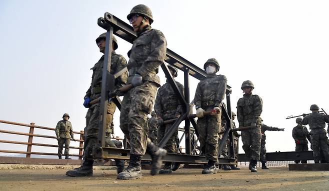 장간조립교는 부품이 무겁기 때문에 자칫 안전사고가 발생하면 중상 혹은 사망에 이를 수 있다고 공병 예비역들은 전한다. 사진=논산시청