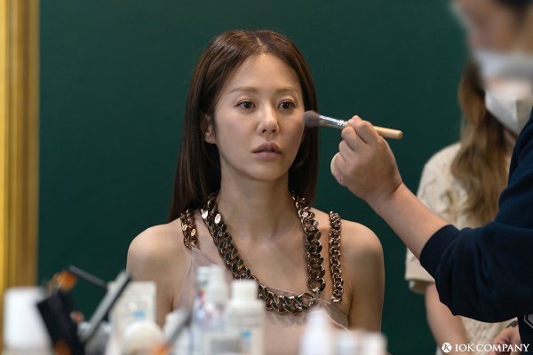 Actor Go Hyun-jung regains Leeds times Beautiful lookGo Hyun-jungs agency, Yoo Ha-Na, released a behind-the-scenes photo of Go Hyun-jung on the official Instagram on the 17th.It was a photo taken at the time of attending the 57th Baeksang Arts Grand Prize held on the 13th as a TV awards winner.In the photo, Go Hyun-jung showed off his beautiful appearance in a beige dress that was closely attached to the body line.I was impressed with the slim figure and the beautiful look as well as Leeds times.Meanwhile, Go Hyun-jung is about to return to the house theater with JTBCs new drama People Like You.