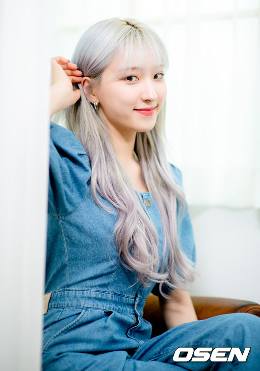 WJSN The Black (Snow, EXY, Bona, Eunseo) hosted the Naver V-live Star Road recording at a studio in Gwangjin-gu, Seoul, for the release of their first single album My Attitude.The Black title song Easy is a song that gives a soft, slow, but intense and deadly touch to the person who falls in love.It is fun to listen to the charm of vocals, as well as to enjoy the stage with powerful performances and manic styling.WJSN The Black Eunseo poses ahead of filming