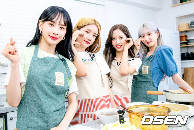WJSN The Black (SEOLA, EXY, Bona, Eunseo) recorded Naver V-live Star Road at a studio in Gwangjin-gu, Seoul, for the release of their first single album My Attitude.The Black title song Easy is a song that gives a soft, slow, but intense and deadly touch to the person who falls in love.It is fun to listen to the charm of vocals, as well as to enjoy the stage with powerful performances and manic styling.WJSN The Black poses ahead of filming