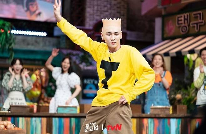 SHINee member null has revealed a shocking visual.The official Instagram of TVNs weekend entertainment program, Amazing Saturday, revealed a shocking visual of SHINee null.Null is dressed as Lee Ki-young of the animation Black Rubber Shin, wearing a crown-shaped headdress with the same color as the skin color and covering all the hair.Despite his extraordinary makeup, Null is taking a hip pose in the world with a clear eye.With the photo, we learned that our null is a big world hip null was dressed up as Lee Ki-young as a penalty.On the back of the null, it is a faint silhouette, but Taeyeon and Hyeri are showing full excitement and cheering, raising expectations for the week.iMBC  Photo Source Amazing Saturday Official Instagram