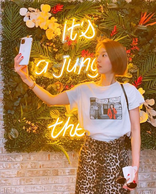 Actress Lee Jin, a girl group Fin.K.L, caused a single disease with Short Cuts, which showed beautiful looks.Lee Jin posted an article and a photo on his 20th day on his instagram called Self-Cazon.The photo shows Lee Jin, who is enjoying a leisure time by taking a selfie in a beautiful self-portrait that people seem to love a lot.Wearing a white T-shirt and Hopi Reservation pattern skirt, Lee Jin has sunglasses in his hand, a glimpse of Lee Jins extraordinary fashion sense.Lee Jin, in particular, catches the eye with a shorter Short Cuts head.Sung Yu-ri admired the hair is shorter, cute in Short Cuts, which still makes beautiful beautiful beautiful looks more beautiful.Meanwhile, Lee Jin will appear on JTBC Fin.K.Lup with Fin.K.L members.