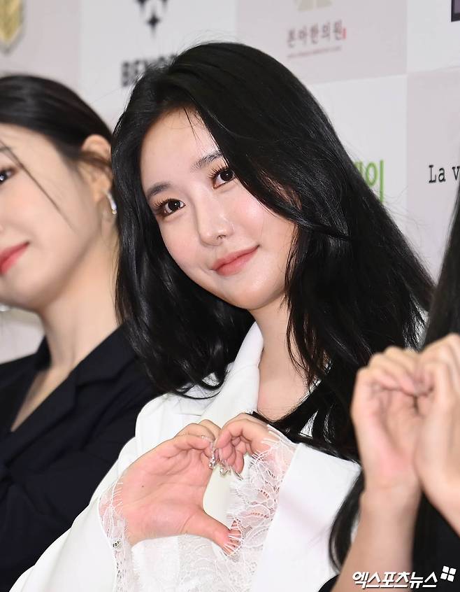 Brave Girls private sector poses at the 9th Korea Arts and Culture Awards red carpet event held at Seoul Samseong-dong Ramada Hotel on the afternoon of the 20th.