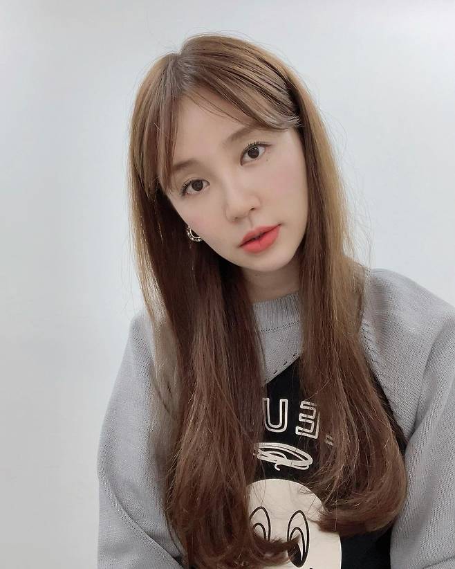 Actress Yoon Eun-hye, from girl group Baby V.O.X, boasted beautiful looks while Age couldnt believe it.On the 21st, Yoon Eun-hye posted several photos on his instagram with an article entitled To celebrate the end of the lab.In the open photo, Yoon Eun-hye is wearing jeans and T-shirts and leaving a certification shot in a modest way.In particular, Yoon Eun-hye, who is 38 years old, is surprised by the incredible beautiful looks that Age can not believe.Meanwhile, Yoon Eun-hye, who made his debut with Baby V.O.X, is active as an actor.