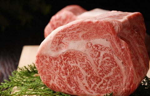일본은 쇠고기를 마블링과 광택, 살집에 따라 1~5 단계, 소 한마리에서 나오는 식용 가능한 고기의 양에 따라 A~C 등급으로 나누고 이를 조합해 C1~A5까지 15단계로 분류한다. (자료 : 니혼게이자이신문)