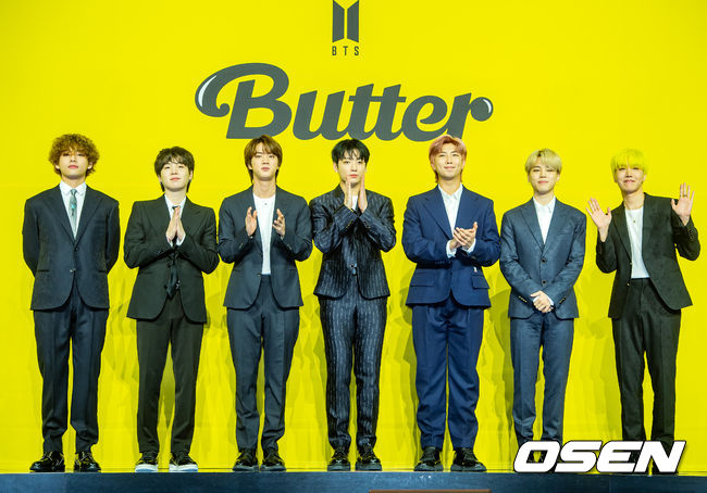 [OSEN=민경훈 기자]방탄소년단(BTS) 멤버들이 무대 위에서 포토타임을 갖고 있다./ rumi@osen.co.kr