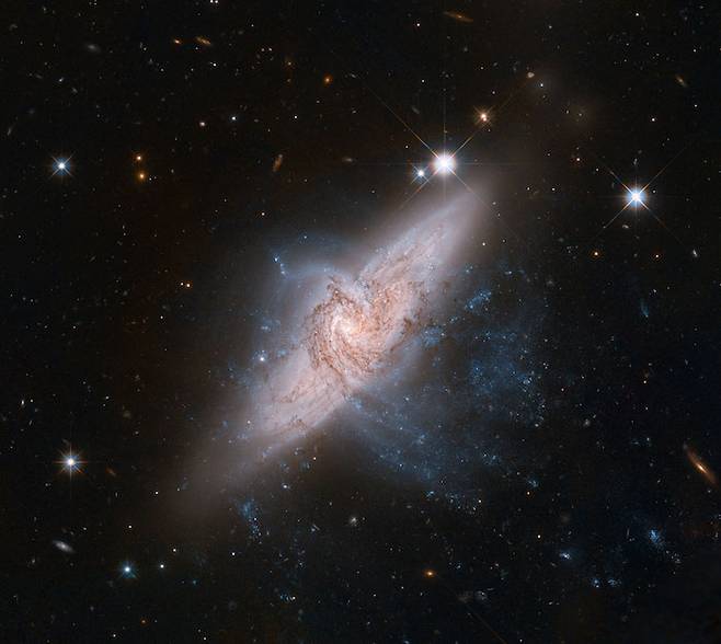 출처: 허블 우주 망원경이 촬영한 NGC 3314의 모습. Credit: NASA, ESA, the Hubble Heritage (STScI/AURA)-ESA/Hubble Collaboration, and W. Keel (University of Alabama)