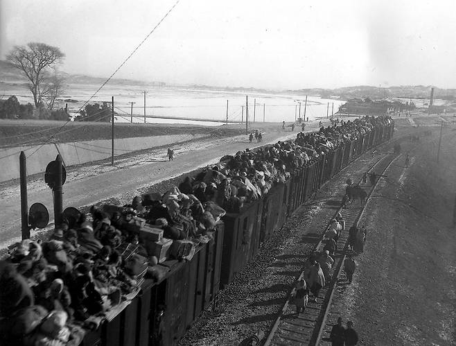 출처: 1950년 12월 피난열차 풍경, AP Photo