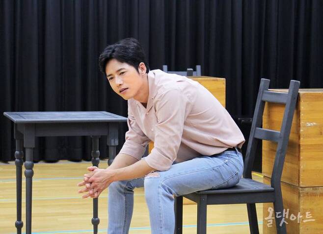 출처: 8월 31일 개막하는 연극 <킬롤로지> 장면 시연중인 배우 '오종혁'. 그는 극중에서 살인 게임 개발자 '폴' 역을 맡았다. | 올댓아트 이참슬