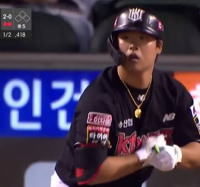 한화의 극단적인 수비 시프트를 보고 놀란 강백호. / SBS스포츠 중계화면 캡쳐