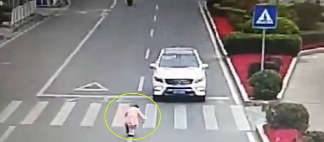 출처: 횡단보도 앞에 멈춰선 차를 향해 '꾸벅' 인사하는 아이