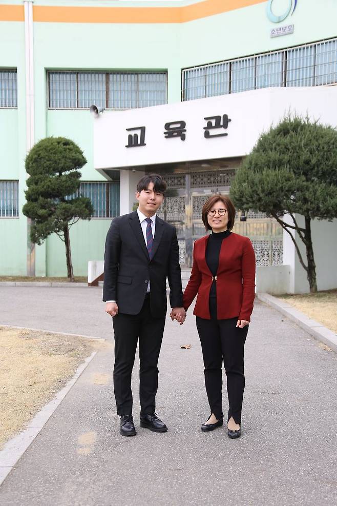 출처: 정지훈 씨(왼쪽)과 민경원 계장