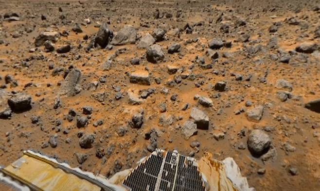 최초의 화성 탐사 로버 패스파인더. 화성이 한때 따뜻하고 액체 상태의 물이 있었다는 증거 수집