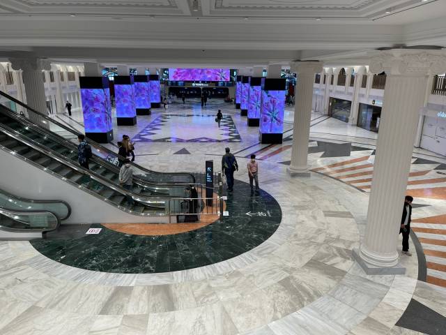 유럽풍의 럭셔리한 분위기로 재탄생한 센트럴시티터미널의 매표소와 중앙 광장. 탁트인 중앙 광장은 신세계백화점 강남점의 2층과 현재 공사 중인 1.5층인 M층으로 에스컬레이터를 통해 곧바로 통하게 돼 있다.