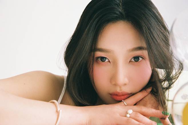 Girl group Red Velvet member Joy tells Sensibility vocal charm with Remake song Day By Day (Day by Day).Joy special album Hello will be released on the main music site at 6 p.m. on the 31st.The album includes six Remake songs re-created in Joys color, including the Dongmyeong title track Hello.Day By Day on this album is a medium tempo R & B ballad song that stimulates Sensibility with a groovy bass rhythm and lyrical EP sound.The female duo Aswon remakes the song of Dongmyeong released in 1999, and Joys mature vocals, which delicately express his desire to approach the person who has kept his side for a long time, are outstanding.