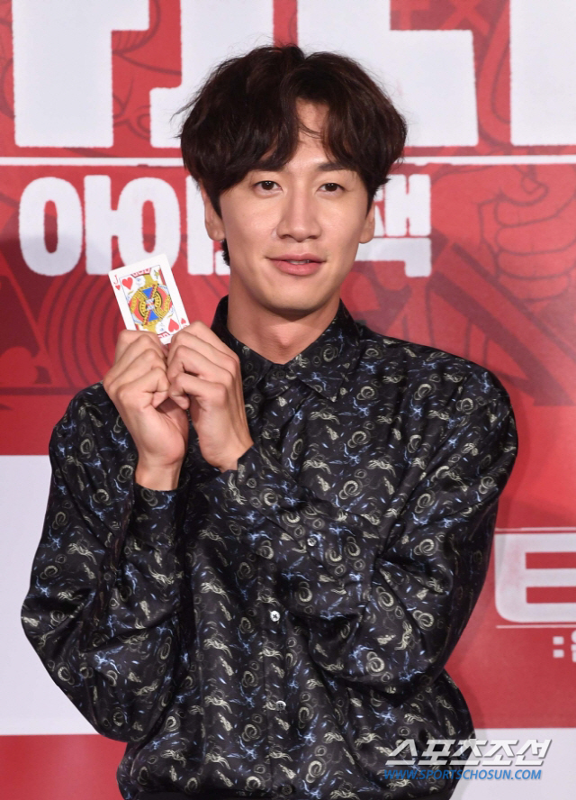 Lee Kwang-soo, who has been with Running Man for 11 years, will break up after recording on the 24th.Lee Kwang-soo will get off the SBS entertainment program Running Man after recording on the 24th.King Kong by Starship, a subsidiary company, announced this fact on the 27th of last month, We were undergoing steady rehabilitation treatment due to injuries caused by the accident last year, but there were some parts that were difficult to maintain the best condition when shooting.After the accident, I decided to have time to reorganize my body and mind after a long discussion with members, production team, and agency. It was not easy to decide to get off because it was a program that was not short for a short period of time, but I decided that it would take physical time to show better things in future activities.I sincerely thank you for your interest and love for Lee Kwang-soo through Running Man, and Lee Kwang-soo will greet you with a healthy and bright look. Running Man production team also went through the rehabilitation process after the traffic accident and went on to shoot at the same time. Despite the efforts of Lee Kwang-soo, it was difficult to do this together, and the members and production team talked about the troubles. Members and production team wanted to spend more time with Lee Kwang-soo in Running Man. As a Running Man member, Lee Kwang-soos opinion is important, so I decided to respect his decision after a long conversation. Running Man members and production team will also support Newt member Lee Kwang-soo.Lee Kwang-soo made his debut through CF in 2007 and announced his name and face at the same time through the sitcom High Kick Through the Roof. He was loved by viewers for 11 years as Girin for the first time in Running ManIn addition to the popularity of Running Man, he has been active as an Asian Prince and has been active as an entertainer as well as an actor.Lee Kwang-soo was absent from the Running Man shooting, including an ankle surgery in February last year due to a traffic accident.However, since it was Running Man that I had been with for 11 years, I communicated steadily after the announcement that I could not be together for the time being. I returned to the crutches in a month and returned to the love of viewers.