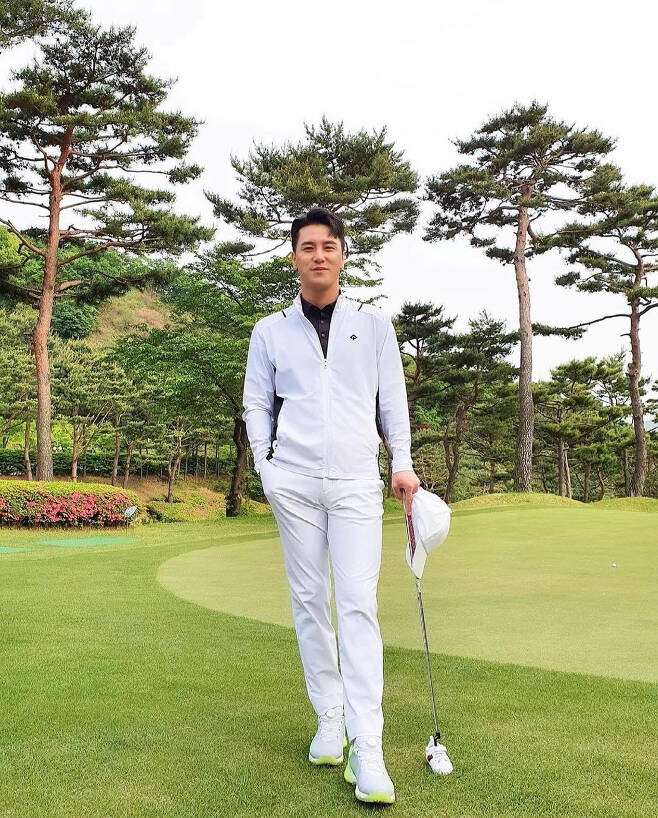 Singer Jang Min-Ho rocked the woman with a perfect Golf Swing.24 Days Jang Min-Ho posted several photos on Instagram with the article Do not play # 10 oclock every night at 10 oclock in the night first broadcast  # Golf King # 10 oclock every Monday night #In the photo, Jang Min-Ho was shown in a perfect swing in the bunker, especially in the Golf costume, so he looked at it.Meanwhile, Jang Min-Ho will appear on TV CHOSUNs first Golf entertainment show, King Golf, which is set to air its first broadcast today (24 Days).