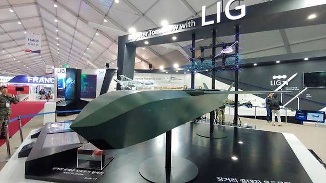 LIG넥스원이 탐색개발 과정에서 선보인 장거리 공대지 미사일 모형