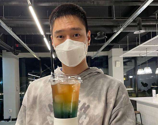 Go Kyung-pyo reported on the latest situation.24 Days Go Kyung-pyo posted a picture on his Instagram without comment.Go Kyung-pyo in the photo is a comfortable figure wearing a hoodie with a short hair style.Go Kyung-pyo, staring at Camera, is eye-catching as he holds a delicately colored drink with orange and blue.Meanwhile, Go Kyung-pyo is currently filming the film 6/45 (director Park Gyu-tae).This film is a comic tangent between the two Korean soldiers surrounding the 5.7 billion won lottery that crossed the military demarcation line in the wind, and Kwak Dong-yeon, Lee Kyung, and Mung Mun-seok are together.