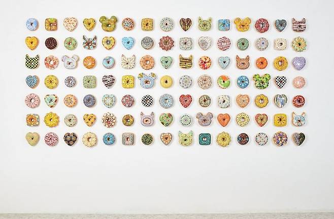 출처: 도넛 매드니스!! 2012-20, 세라믹, 언더글레이즈, 유약, 스와로브스키 크리스털, 가변크기｜학고재