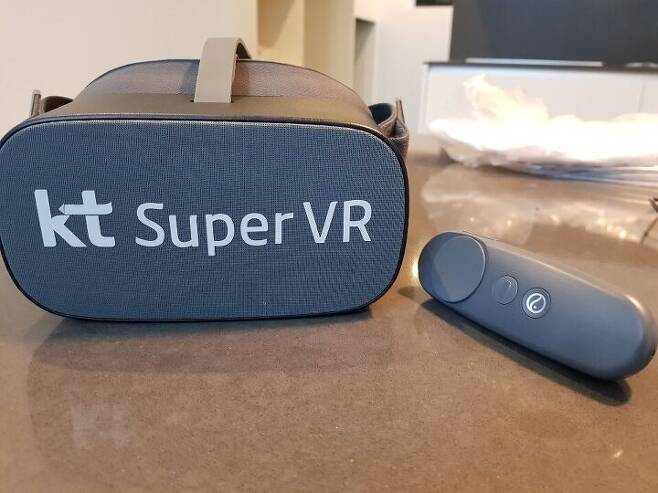 출처: KT Super VR과 컨트롤러./촬영=이일호 기자