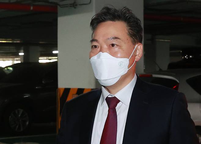 김오수 검찰총장 후보자가 24일 오전 인사청문회 준비단 사무실이 마련된 서초구 서울고등검찰청으로 출근하고 있다. 2021.5.24/연합뉴스