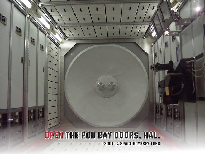 출처: (영화 속 'pod bay door' ⓒwww.chelsey.co.nz)