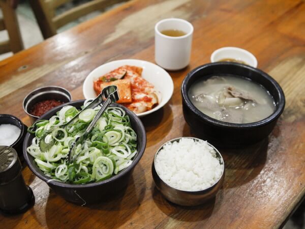 푹 고아 만든 쫄깃한 보양식! 서울 도가니탕 맛집 | 데일리