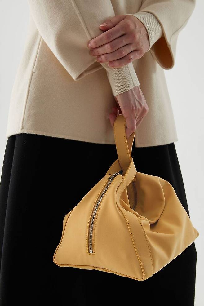 출처: 3 코스 레더 미니 토트백 (175,000원)