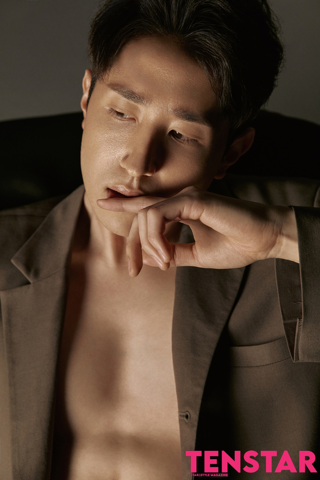 The hidden masculinity behind the soft face of actor Ahn Tae-hwan, who is appearing on Channel A and SKY entertainment Steel Unit, exploded.Tenstar, a comprehensive entertainment magazine published by Ten Asia, released a June issue picture with Ahn Tae-hwan on May 25.Ahn Tae-hwan in the picture released on the day overwhelmed the atmosphere with the charm of crossing the boy and the man.In particular, Ahn Tae-hwan, who took off the neat image that he had shown to the public in the meantime, showed his admiration by revealing his eyes and his solid body hidden in his shirt.In a subsequent interview, Ahn Tae-hwan said, I decided to play actor after I left the United States Marine Corps Reconnaissance Bat.I wanted to train myself through the steel unit and make a commitment to run toward my dream.Also, Ahn said, I started without knowing who the Marines team members were, and I thought that I would be willing to be a professional group because I saw Oh Jong Hyuk.As a person, I became more willing.United States Marine Corps Reconnaissance Bat was decided to be the first team to be eliminated in the steel unit.He also showed tears in the interview after being eliminated. Ahn Tae-hwan said, It was not tears of sadness.I think it was a tear of regret for the elimination, he said. If I could have done more missions in the future, I would have been able to show a strong figure.I was so sorry that I couldnt show up and get out of the game, he said.In the Steel Unit broadcast on the 18th, United States Marine Corps Reconnaissance Bat and SDT (military police task force) appeared and were surprised.The three units, including the SSU (Season and Rescue Squadron), will play a loser revival for the remaining spot in the semi-finals tournament.Ahn said, I tried to remember it with a beautiful exit, but thankfully I got another chance. I have no place to retreat now, so I am only thinking Lets win unconditionally!I want to show you the United States Marine Corps Reconnaissance Bat and that Ahn Tae-hwan. 
