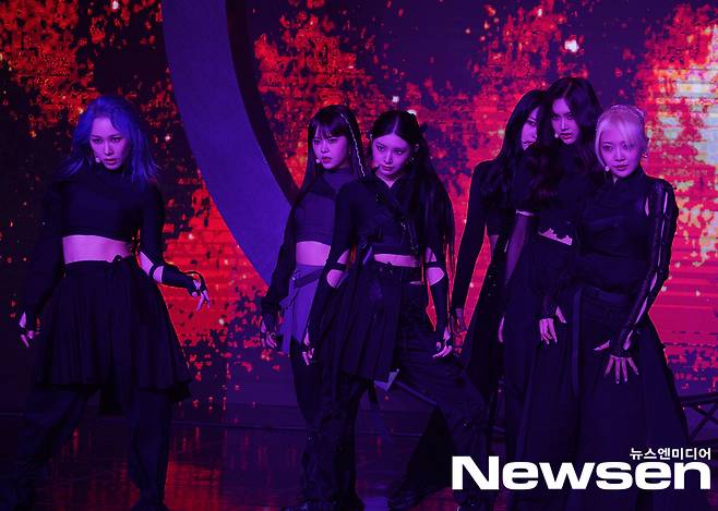 Girl group Everglow is presenting an Online media showcase stage to commemorate the release of the 3rd single LAST MELODY on May 25Photos - Weehwa Entertainment