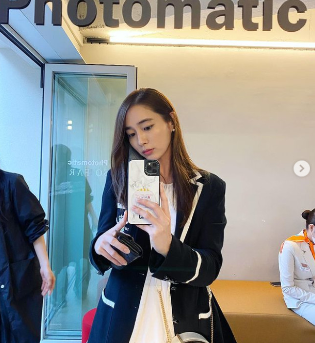 Actor Lee Min-jung flaunted her stunningly small face with a beautiful beautyLee Min-jung posted a picture on his Instagram on May 25 with an article entitled Sad reality that only needs to be taken off when taking a proof photo.Lee Min-jung in the picture is wearing a white blouse and a black jacket. The sweet beauty is admiring.Lee Min-jungs face, which takes pictures with his cell phone, is so small that he attracts attention.Singer Baek Ji-young, who saw this, said, The mobile phone is big, you have a small face, what is this? Lee Min-jung replied modestly, Oh, Im sticking my cell phone forward.One nurse wondered about Lee Min-jungs cell phone case and said, What is a case sticker?, Lee Min-jung said, It was written by Junhu. Sohn Junhu boasted that he painted a sticker.Meanwhile, Lee Min-jung married Actor Lee Byung-hun in 2013 and has a son-jun-hoo in the bottom.Lee Min-jung is appearing on tvN entertainment Upwriting Man.
