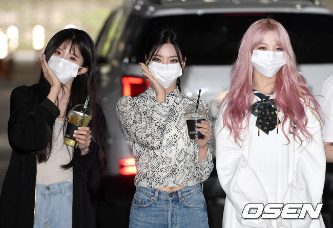 On the morning of the 26th, a pre-recording of Show Champion was held at MBC Dream Center in Ilsan, Goyang City, Gyonggi Province.Group Fromis 9 Song Ha-young, Lee Sae Rom and Baek Ji-heon pose for the reporters.