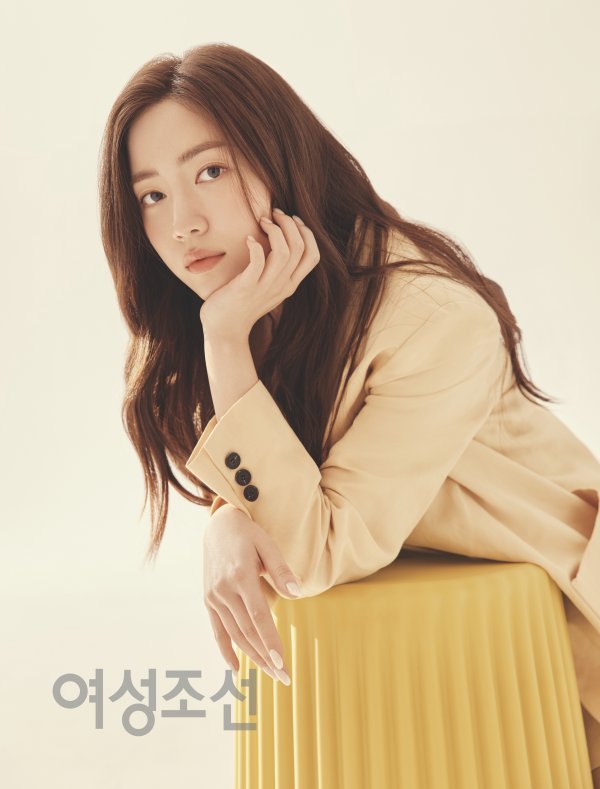 I feel comfortable ahead, I have room.Actor Ryu Hwa-young has graced the cover of the June issue of Yeo Jeong-seon.Ryu Hwa-young in the public picture showed the appearance of the constant pictorial goddess, perfecting the beauty without limit with the deep and deep eyes and atmosphere as well as the visuals that bloomed at the peak.In line with the beige tone mood, Ryu Hwa-young creates a natural style with a comfortable oatmeal color costume, while matching a white color top with a point with a lace sleeve and matching a jump suit of the years blue.Pastelton pink jacket and pants add to the feminine yet lovely mood unique to Ryu Hwa-young, capturing peoples attention.Ryu Hwa-young said in an interview with the pictorial, I recently lived an Exercise-oriented life.I think that the most important thing for Actor is physical strength, so I move a lot with the idea that I should train my physical strength when there is no work. In fact, I think that my personality has changed a lot in extroverts while doing Exercise.threeiesI feel comfortable and brighter, he said. I have a reason and now I seem to be an adult.I learned how to devote energy to what I like and need, or to organize my thoughts.Finally, Ryu Hwa-young, who confessed his affection for the shooting scene, saying, I am so happy and grateful for all the shooting scenes at present, said, I want to play a candy and comic character, and I want to get a strong energy on the stage like a musical.I think I have a great desire to experience various things, he said. Im preparing for a good work that will come like fate someday.Ryu Hwa-young boasts a variety of charms and a wide range of acting spectrum through various works such as drama Old Girl Club, Youth Age, Fathers Strange, Mad Dog, Love Scene Number #Especially in the recently released Love Scene Number #, threeties ahead of the inflection point of lifeShe has received sympathy and acclaim from viewers by delicately portraying the uneasy and complicated emotions of women.Ryu Hwa-young will meet with the audience with his first starring film and first thriller challenge, Sight Sound.Saitsori is a work that deals with the story of aspiring writers and a serial killer on the upper floor, which is a problem of interlayer noise. Ryu Hwa-young shows lively performances through the screenwriters aspiring Hwang Young.On the other hand, Ryu Hwa-youngs picture and an interview with honest and hard charm can be seen in the June issue of the Womens Chosun.