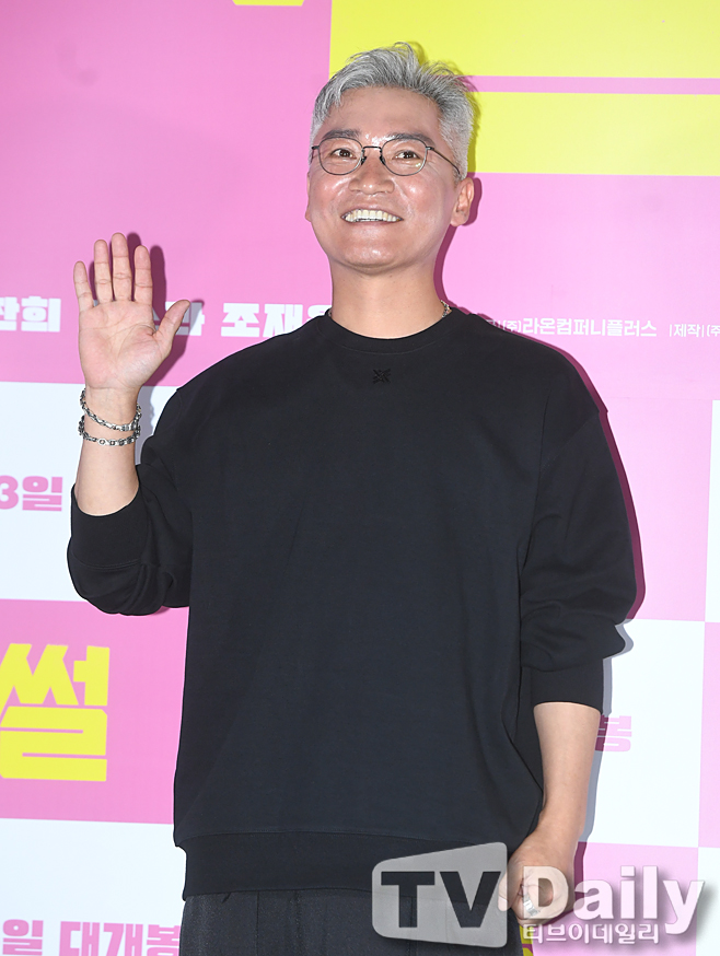 The film Sleep (director Hwang Seung-jae) was held at Lotte Cinema in Jayang-dong, Gwangjin-gu, Seoul on the afternoon of the 26th.Jo Jae-yoon, who attended the press Test screening, poses.Sleep is a work that depicts the story of the unforeseen things getting bigger and bigger as those who gathered in a remote mansion looking for honey Alba begin to unravel the unbelievable sledding.