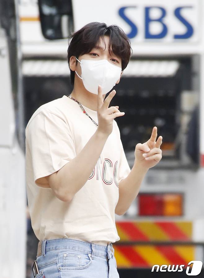 Seoul=) = Singer Jeong Se-woon is entering the broadcasting station for filming Anisomymate Season 3 at SBS in Mok-dong, Yangcheon-gu, Seoul on the afternoon of the 27th.2021.5.27