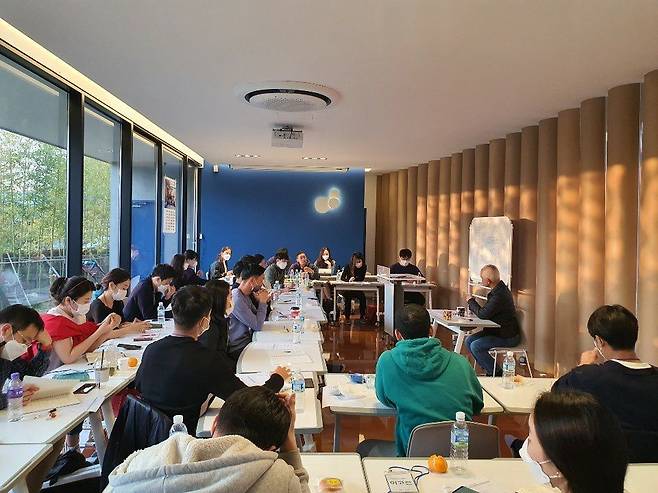 전남 함평에서 매주 토요일 오후에 열리는 '새말새몸짓 기본학교' 교육 모습/새말새몸짓