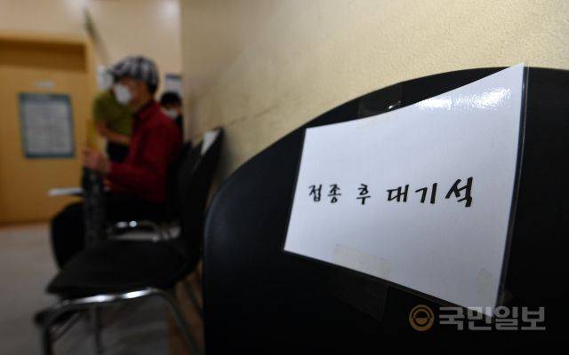 27일 서울 양천구 목동힘찬병원에서 AZ백신 접종을 예약한 시민들이 대기하고 있다.