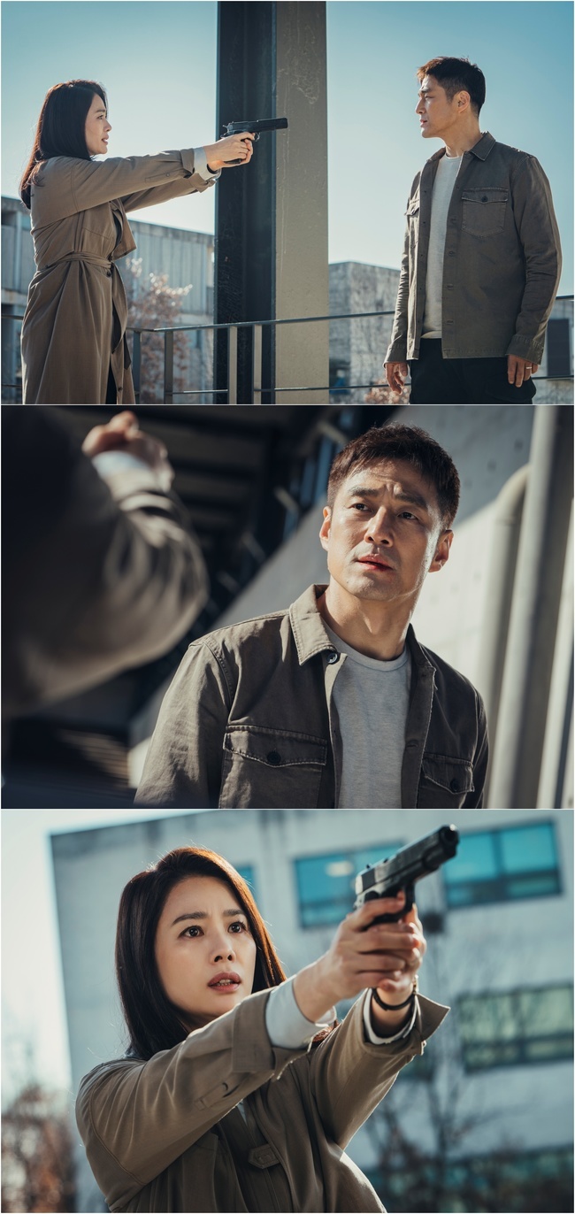 A chilly two-shot of Ji Jin-hee and Kim Hyun-joo has been released.JTBC gilt drama Undercover (playplayplay by Song Ja-hoon, Baek Cheol-hyun/directed by Song Hyun-wook) captured Choi Yeon-su (played by Kim Hyo-jo) who aimed a muzzle at her husband Limited Express (played by Ji Jin-hee) on May 27.The intense emotions of the two people who are uncontrollably bumped up raise their curiosity by foreseeing the catastrophe.In the last broadcast, the existence of Lee Seok-gyu emerged on the surface of the water and hit a new phase.Limited Express planned to expose the reality of Doyoung Girl (Jeong Man-sik) to Choi Yeon-su, but his counterattack delivered a recording file containing the voice of former Angibu agent Lee Seok-gyu (=Limited Express/Yong Woo-jin).Choi Yeon-su was suspicious of his call reporting the appearance of Kim Tae-yeol (Kim Young-dae), and Limited Express turned the attention of Choi Yeon-su, pushing Doyoung Girl as the same person as Lee Seok-gyu.Limited Express revealed Lee Seok-gyus past traces slowly, and the secret that he had hidden for a long time was put on Danger.In the meantime, the limited Express and Choi Yeon-sus immediate confrontation in the public photos heightens the sense of Danger.Choi Yeon-sus fluctuating eyes, holding the gun, are filled with complex emotions of doubt, distrust, shock and confusion.The resigned face of Limited Express, standing in front of muzzle, is pathetic as if it were a hunch of fate.Choi Yeon-su, who cries out Do not think about cheating anymore, who are you? In the previous trailer, the dangerous changes of the two people facing dangerous truths inform the precursors of the catastrophe and raise questions.