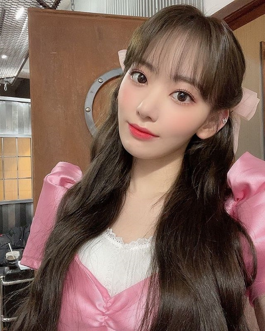 Sakura Miyawaki from girl group IZ*ONE has revealed the latest situation.Sakura wrote on Instagram on the 28th that he wanted to see... and posted several photos: a photo of a cute puppy in his arms.Both Sakura and the dog are dressed in ribbons - full of affection in Sakuras eyes, who hold the dog.Sakura also released a selfie photo of herself, which the doll-like beauty of Sakura stares at the camera with her long hair hanging down from a thick wave exhilarates.Meanwhile, Sakura will end his group HKT48 activities after a graduation concert on June 19th.