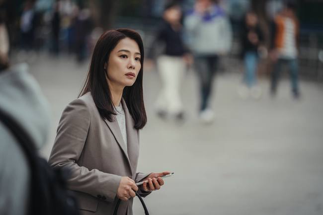 Undercover Kim Hyun-joo goes on a secret meeting with Han Go-eun.JTBC gilt drama Undercover (directed by Song Hyun-wook, playwrights Song Ja-hoon and Baek Cheol-hyun, production story TV and JTBC studio) will be broadcast 11 times before May 28th, with Han (Ji Jin-hee), Choi Yeon-su (Kim Hyun-joo), and Doyoung Girls (J The breathtaking scene of the attack was revealed to the man-sik min, and the Han Go-eun min.It raises tension about what kind of blue the dangerous encounter of the four people who are tangled in a terrible way will bring.In the last broadcast, Lee Seok-gyu (=Chung Hyeon/Yon Woo-jin)s voice confused Han and Choi Yeon-su with Danger.Doyoung Girl swapped a recording file for Chung Hyeon, which exposes her reality.The contents of the call, which former Angibu agent Lee Seok-gyu reports on the appearance of Kim Tae-yeol (Kim Young-dae), shocked Choi Yeon-su and predicted the unpredictable development.Choi Yeon-su tries to make a tangent with Ko Yun-joo, who sent a tip-off to Choi Yeon-su that he witnessed Kim Tae-yeols death.So, the story of the day is drawing attention. The photo released is chaos itself.Choi Yeon-su and Go Yoon-jus appointment place were also caught unexpectedly.One face-covered Chung Hyeon is watching their movements sharply, and the Doyoung girl who follows Choi Yeon-su adds tension.The more Choi Yeon-su digs into the truth, the more Lee Seok-gyu is buried deep.Han has been breaking through the extreme Danger to keep that secret, but it is inevitable that Choi Yeon-sus suspicions will be more touchy as they have begun.It is noteworthy what the past secrets of Ko Yoon-ju remember, what can convey all the truth to Choi Yeon-su, and the actions of those who remind them of intelligence warfare.In the 11th broadcast on this day, Ko Yoon-ju proposes to Choi Yeon-su to inform him of the true crime of Kim Tae-yeol.The unseen battle between Go Yoon-joo, who is trying to tell the truth to Choi Yeon-su, and Doyoung Girl, who is trying to stop them, and Chung Hyeon, who is monitoring them, begins.The exciting and urgent development will make you sweat in your hands, he said. We are waiting for the shocking reversal and secret of Kim Tae-yeols death, so please watch.