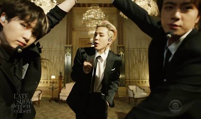 'JIMIN IT BOY' 방탄소년단 지민, 美콜베어쇼 전 세계 사로잡은 레인보우 섹시 카리스마..日유명인 랭킹 1위