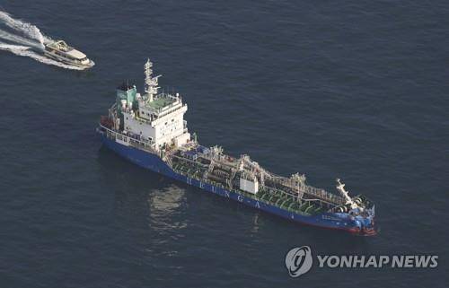 일본 선박과 충돌한 '울산파이오니어'호 (도쿄 교도=연합뉴스) 27일 밤 일본 에히메(愛媛)현 이마바리(今治)시 앞바다인 구루시마(來島)해협에서 마셜제도 선적의 화학물질 운반선 '울산파이오니어'(2천696t, 승무원 13명)와 일본 화물선 '백호'(白虎·1만1천454t, 승무원 12명)가 충돌했다. 이 사고로 일본 화물선은 28일 오전 2시 43분께 침몰해 선장 등 3명이 행방불명됐다고 일본 언론이 보도했다. 사진은 28일 오전 7시3분에 교도통신 헬기에서 촬영한 울산파이오니어. 2021.5.28 2019412@yna.co.kr