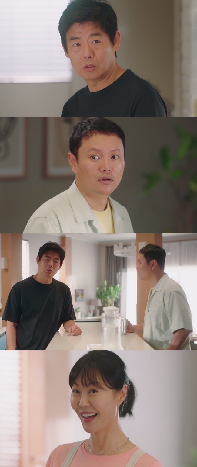 What is the statement of Jin Hee-kyung, who made Kim Min-kyo nervous, What is the family Sung Dong-il?In the 11th episode of TV CHOSUN Sunday home drama Whats the Family (directed by Lee Chae-seung / playwright Baek Ji-hyun, Oh Eun-ji/produced Song Ari Media), which will air on May 30, Jin Hee-kyung emits soft charisma, making Sung Dong-il and Kim Min-kyo a mess.Previously, Sung Dong-il and Jin Hee-kyung learned the family history of the boarding student Kim Min-kyo, and warmly warmed the hearts of viewers with warmth, such as reading the inner pain like a real family.Kim Min-kyo also captures the house theater with pleasant energy by adding a maggot that can not be heard in a word of Sung Dong-il.On the 29th, Sung Dong-il and Kim Min-kyo were plotting to open the scene.Sung Dong-il stares into the air and thinks hard, while Kim Min-kyo is also serious and condescending about his scheme.Those who are seriously exchanging conversations are creating a different atmosphere than usual, causing tension, and attention is focused on what the two are planning.