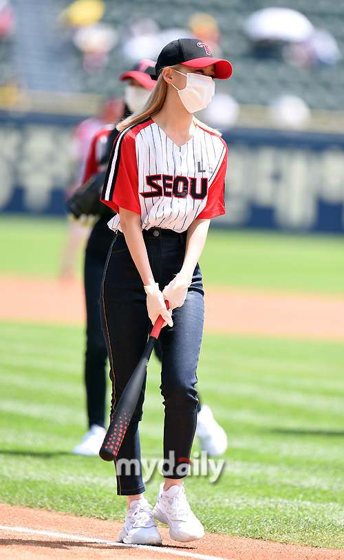 ITZY Ryu Jin is shyly laughing after Club Universitario de Deportes before the match between the LG Twins and Kiwoom Heroes in the 2021 Shinhan Bank SOL KBO League at Seoul Jamsil Baseball Stadium on the afternoon of the 30th.