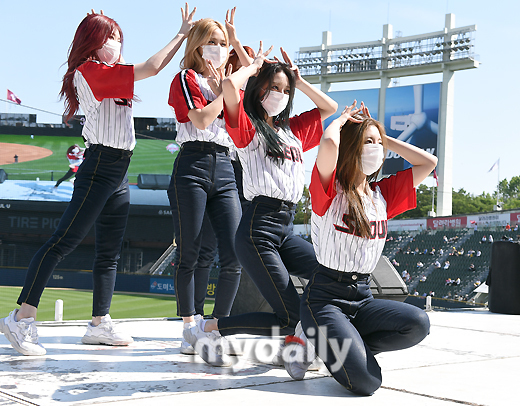 ITZY is playing Celebration stage in the match between LG Twins and Kiwoom Heroes in 2021 Shinhan Bank SOL KBO League held at Seoul Jamsil Baseball Stadium on the afternoon of the 30th.