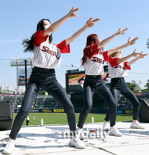 ITZY is celebrating the 2021 Shinhan Bank SOL KBO League LG Twins and Kiwoom Heroes at Seoul Jamsil Baseball Stadium on the afternoon of the 30th.