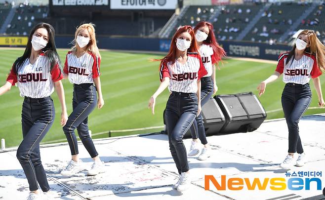 The LG Twins-Kium Heroes game of the 21 Shinhan Bank SOL KBO League was held at Jamsil Baseball Stadium in Songpa-gu, Seoul on the afternoon of May 30.Before the game, the group ITZY (there is) Yunaga City Ryujin held a stage performance of ITZY after the end of the fifth after Sita.As a starting pitcher, LG has won five wins, and Suarez Kiwoom has won two wins in the season.