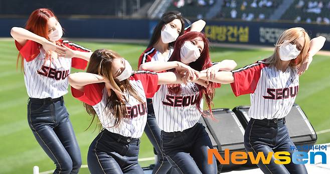The LG Twins-Help Heroes game of the 21 Shinhan Bank SOL KBO League was held at Jamsil Baseball Stadium in Songpa-gu, Seoul on the afternoon of May 30.Before the game, the girl group ITZY (there is) Yuna played a sitta by Ryu Jin of Sigu. After the end of the fifth episode, ITZYs stage performance was also held.As a starting pitcher, LG has won five wins, and Suarez Kiwoom has won two wins in the season.