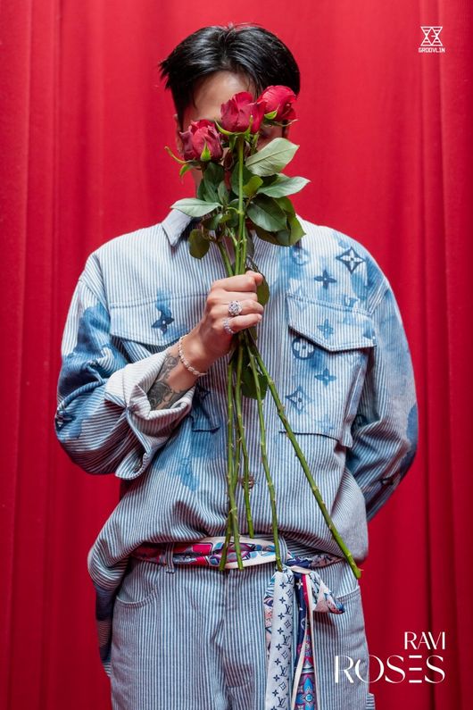 A Teaser image of Ravi (RAVI) ahead of the comeback has been released.On the 29th, Grublin released two Teaser images on the official SNS to give a glimpse of the concept of Ravis fourth mini album, Kali Roses (ROSES).In the public image, Ravi is wearing a set-up with a blue stripe pattern contrasting with a red background.In particular, Ravi is curious because he has a dreamy atmosphere with his face covered with Rose, a symbol of his new album, Kali Roses (ROSES).In another image, a chic look was emitted between red roses; Ravi, who edged out an eyebrow scratch, made a strong impression and raised expectations for a comeback.Ravis fourth mini album, Kali Roses (ROSES), is an album that expresses feelings of love in various ways through sensual lyrics and sound, and can meet the musical growth of Ravi, which has become more colorful.In addition, Ravi will hold an online performance commemorating the release of Kali Roses (ROSES) through Naver V Live (VLIVE) at 8 pm on June 5, and will communicate with fans.Meanwhile, Ravis fourth mini-album, Kali Roses (ROSES), will be released on various music sites at 6 pm on June 3.grublin